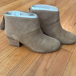 Tom’s Suede Bootie Women’s 9